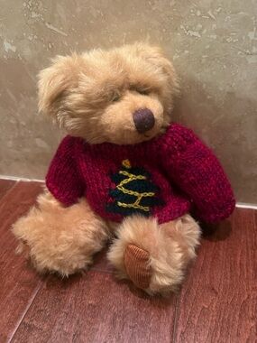 RUSS BERRIE BEARS FROM THE PAST  - 10" PLUSH CHRISTMAS BEAR - FIRESIDE W/SWEATER